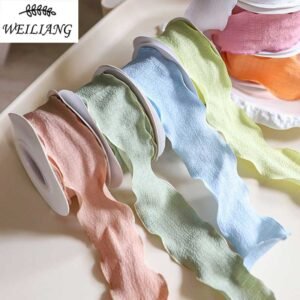 Lace-trimmed pleated ribbon